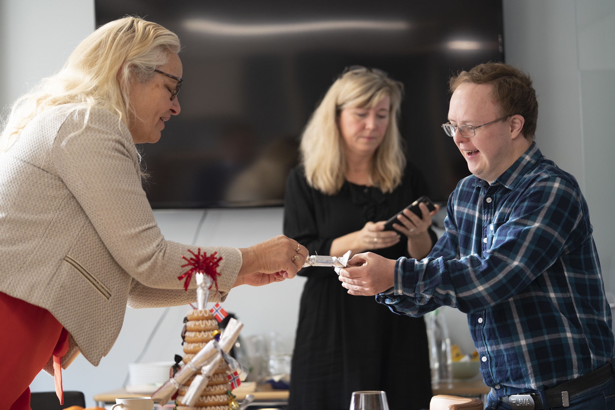 Ruth Grung og Knut Rødevand Melhuus i festhumør med god gammeldags kransekake og smellbongbonger.