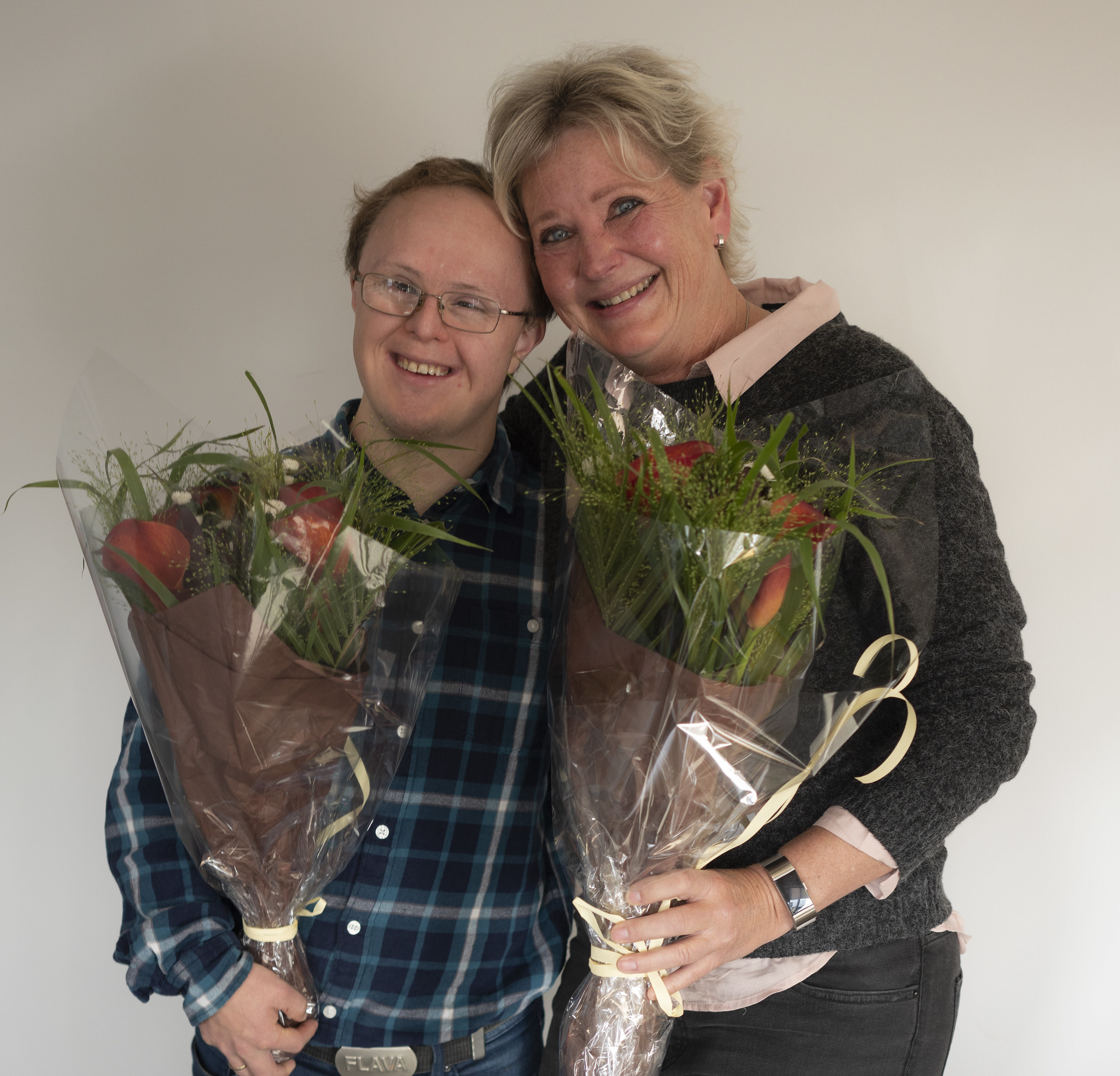 Den nyansatte arbeidstakeren og hans fantastiske fadder mottok velfortjente blomster.