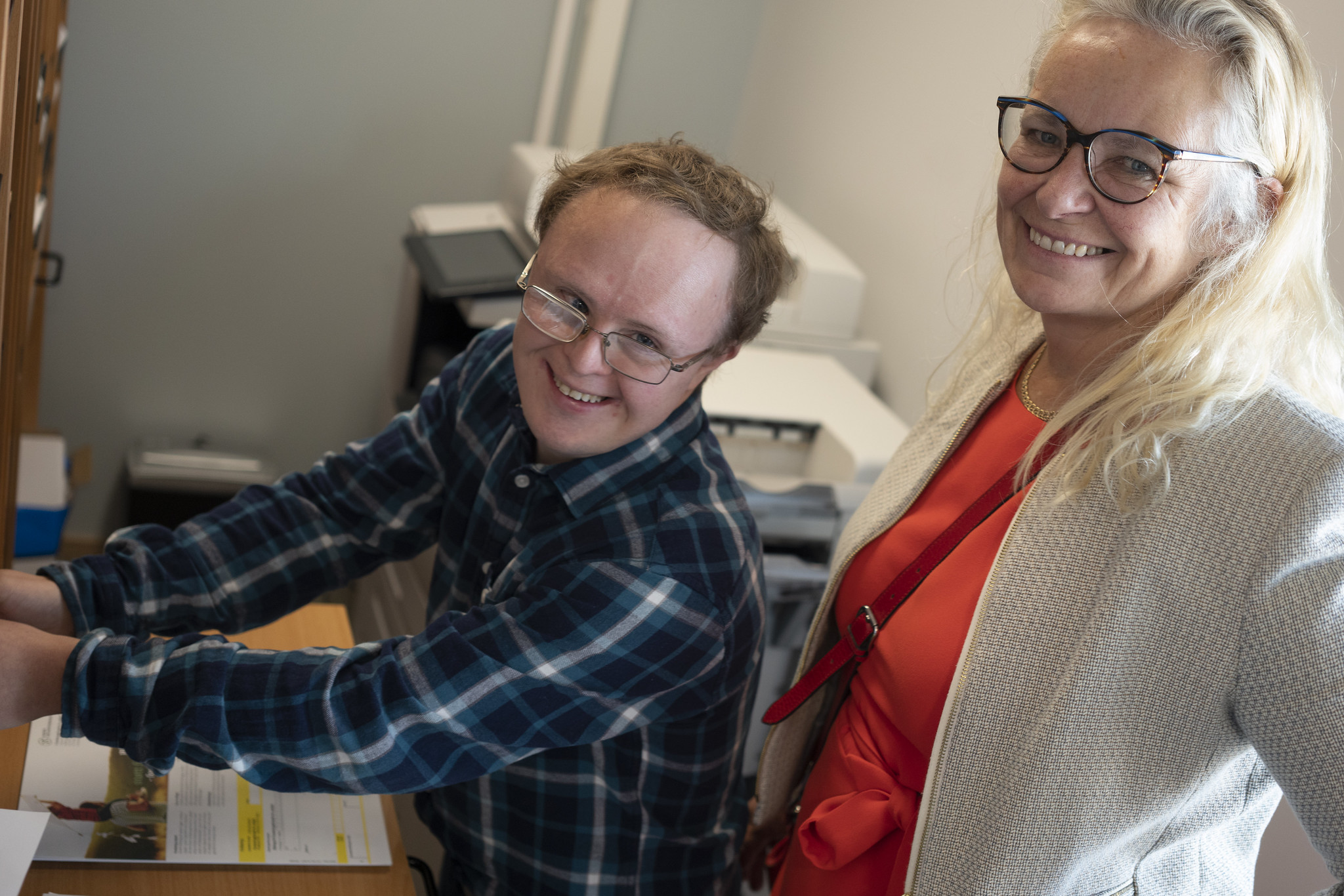 Knut Rødevand Melhuus viser Ruth Grung hvilke arbeidsoppgaver han utfører på kontoret.