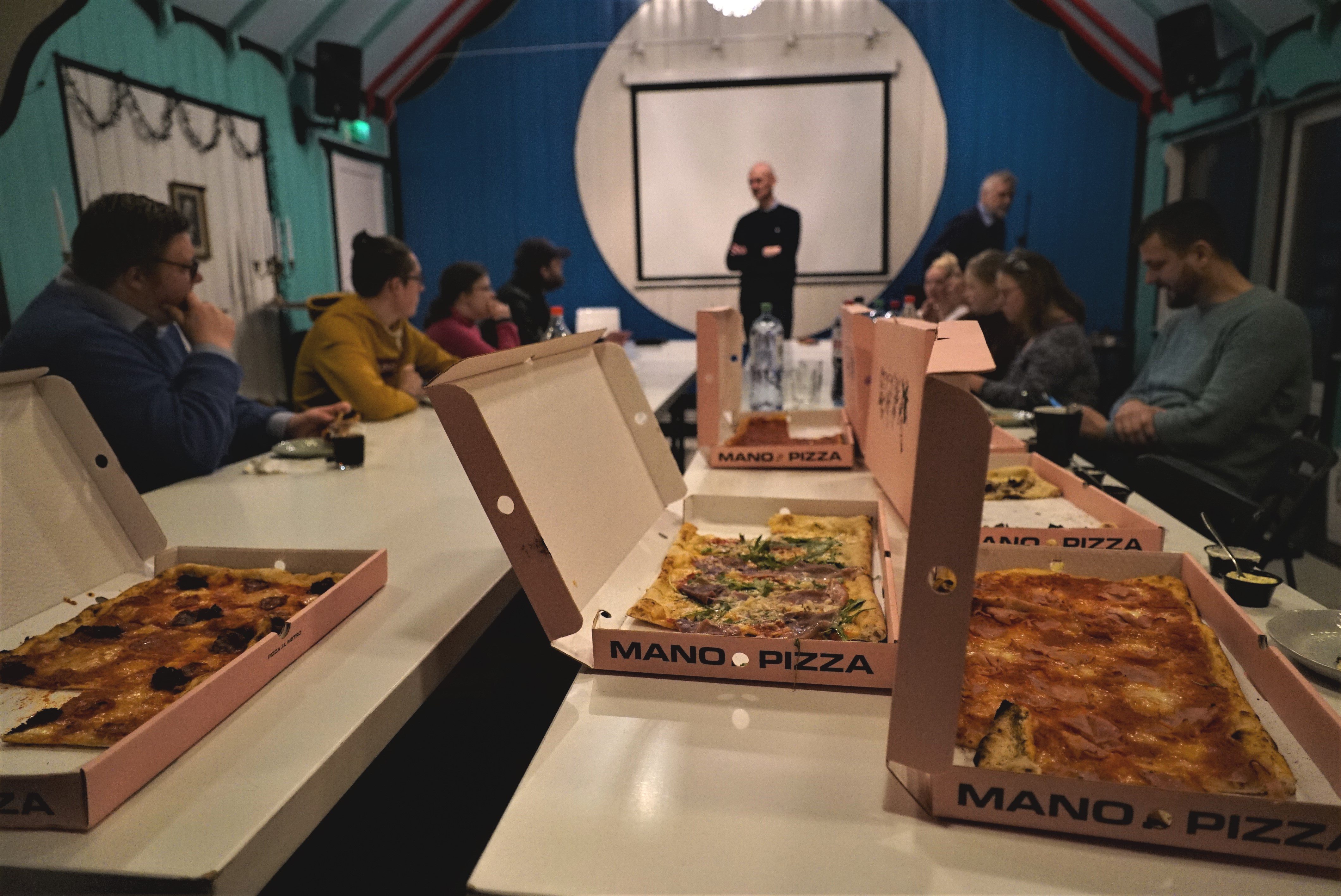 Det ble servert pizza, og det var naturlig å bestille denne fra Mano Pizza, hvor en av arbeidstakerne har fått seg jobb gjennom HELT MED.