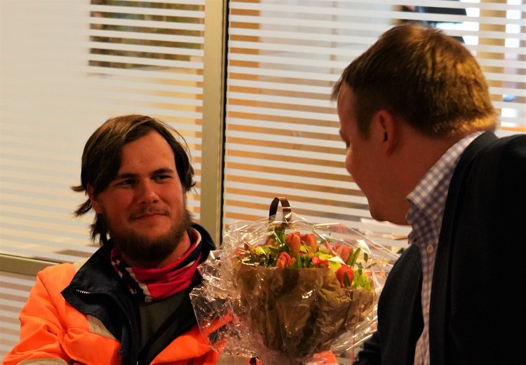 Bildet: Nikolai mottar velfortjente blomster fra stortingsrepresentant Erlend Wiborg (FrP), som er leder for arbeids- og sosialkomiteen på Stortinget.