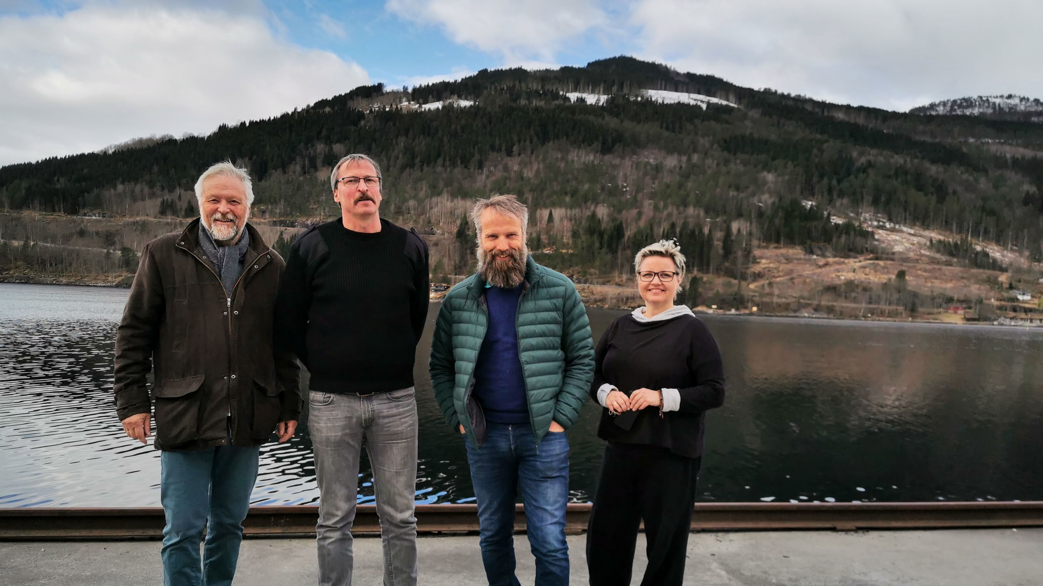 Fra venstre: Jann Aasbak, Stig-Ove Brobakke, Torstein Tvinnereim og Karin Gregersen Vik utenfor lokalene til In Via i Stryn