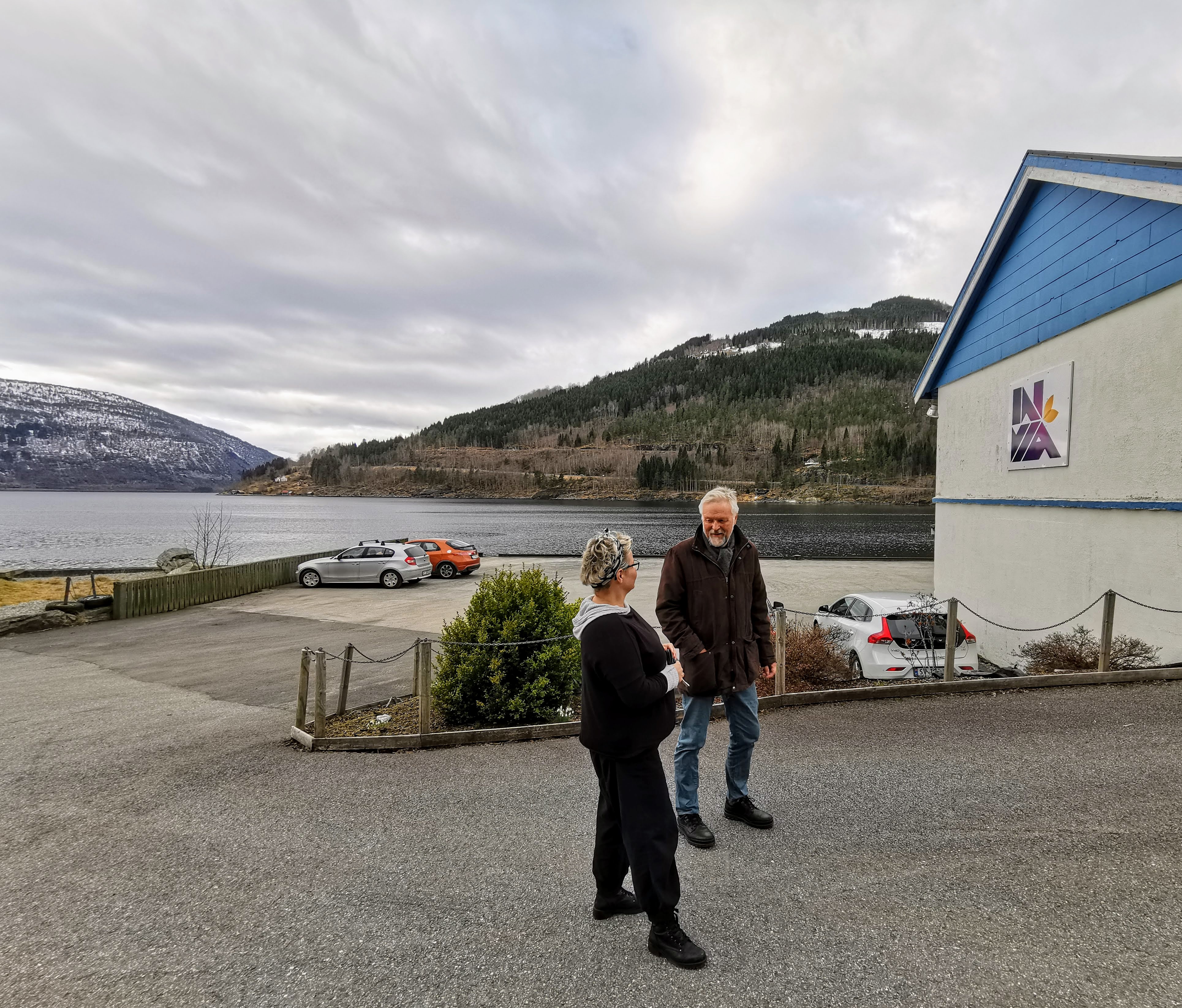 Karin Gregersen Vik og Jann Aasbak (organisasjonssjef i HELT MED) utenfor lokalene til In Via i Stryn
